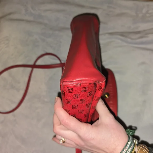 Gitano Vintage 80s Red Vinyl Crossbody Bag - Picture 11 of 12